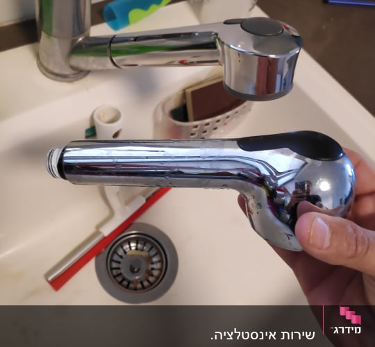 ברז מטבח מפורק עם חלקים ממתכת